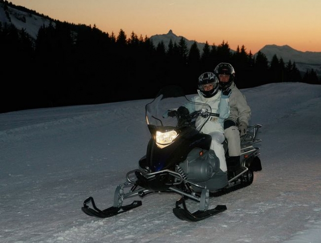  Motos de nieve por la noche con un pasajero 